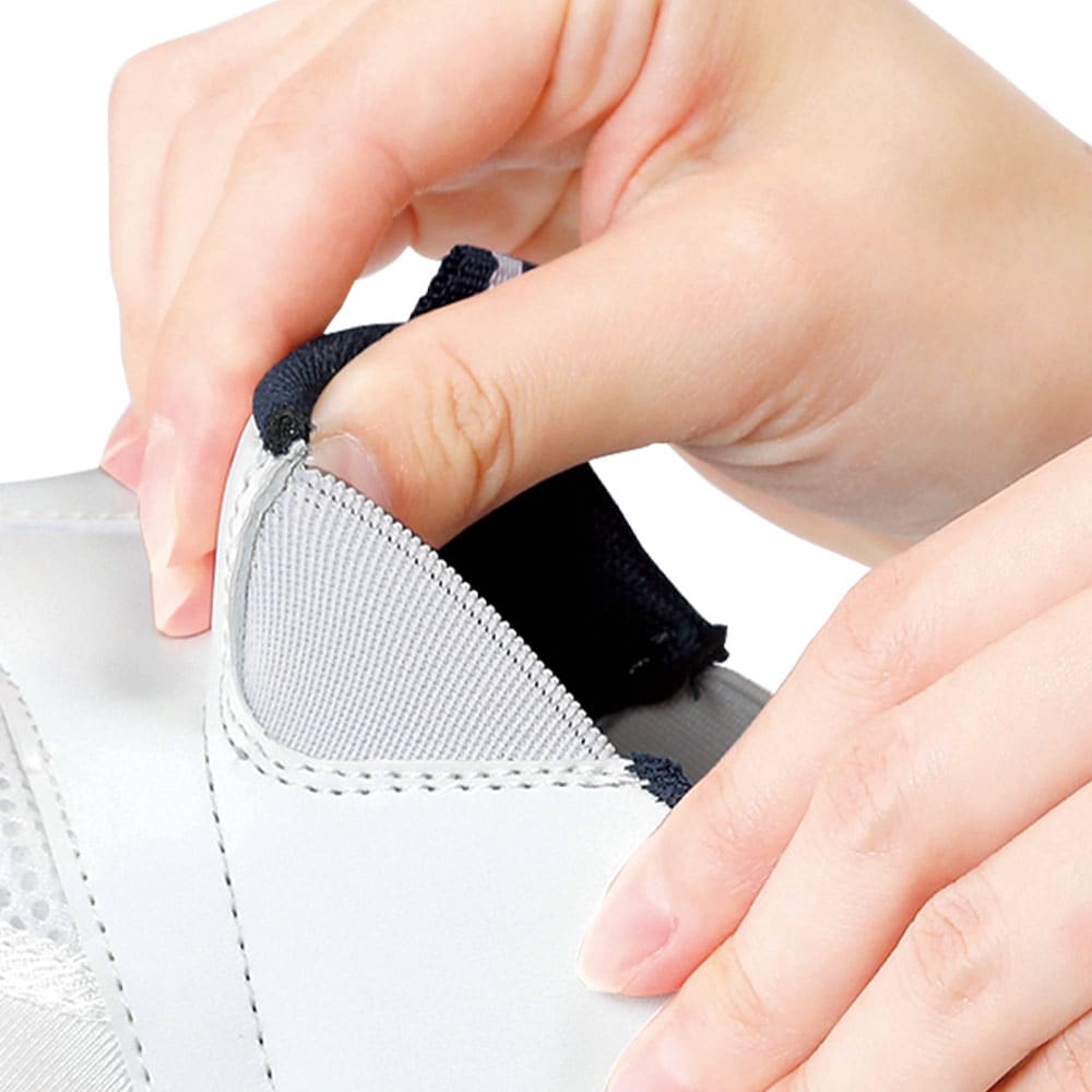 手を使わずに履けるらくちんシューズ