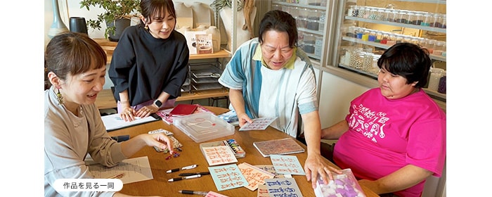 作品を見る一同