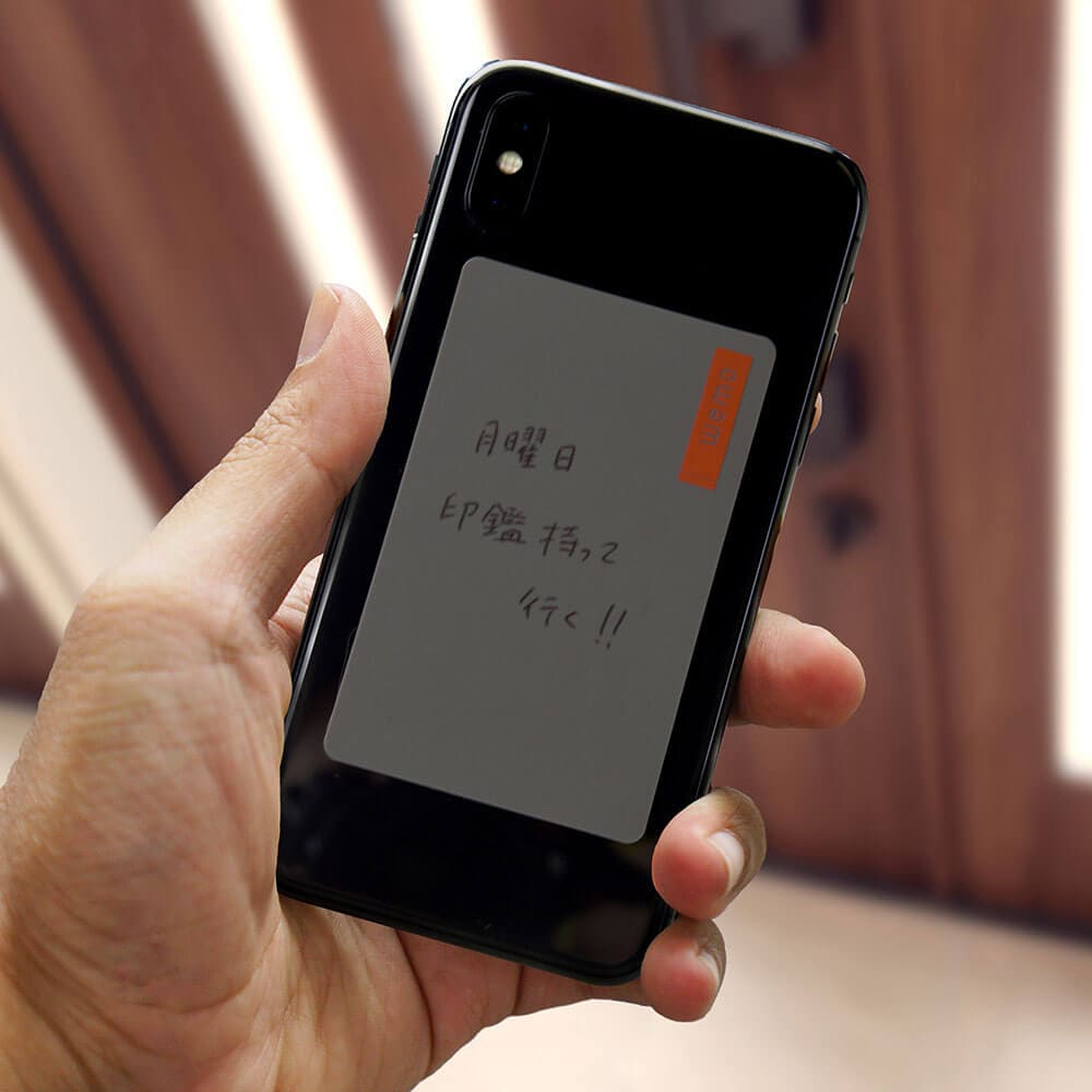 スマートフォンの裏に貼れるSサイズ