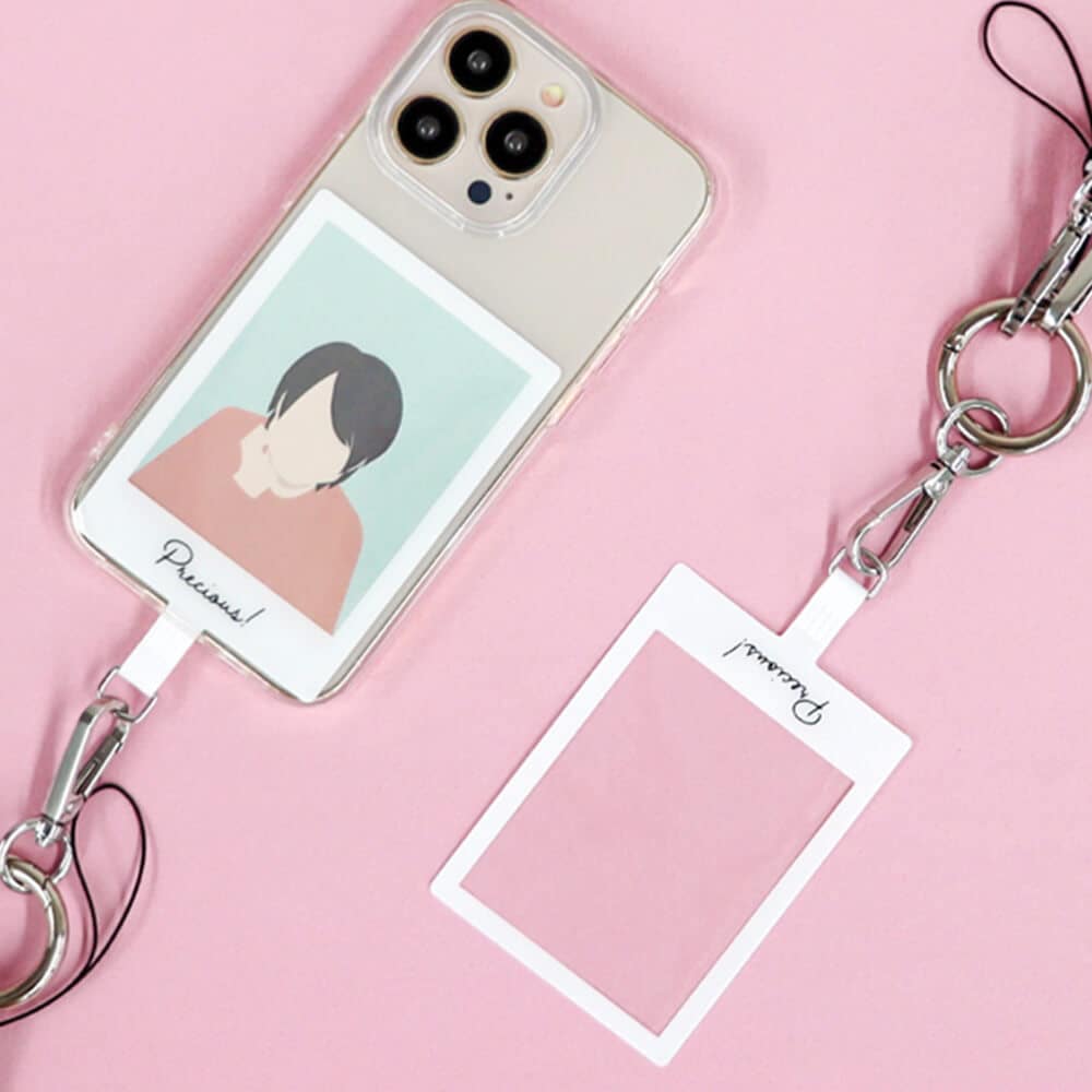 スマホケースに入れるアタッチメント部分はトレカと重ねて使えるチェキ風デザイン