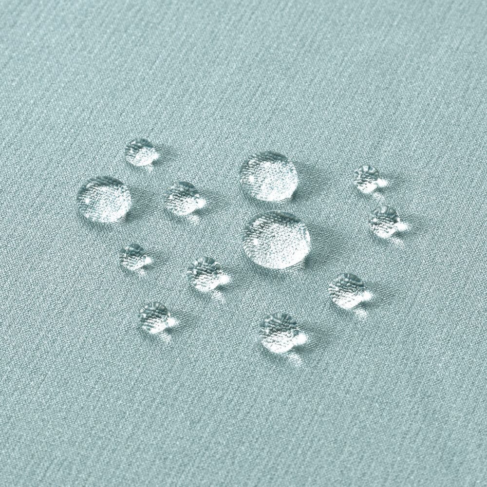 さらっとドライなタッチで、肌離れがよい撥水素材
