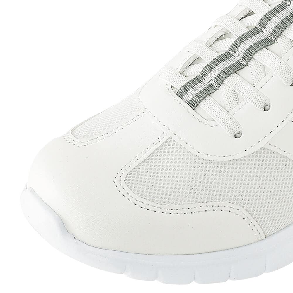 部分合皮で甲をガード