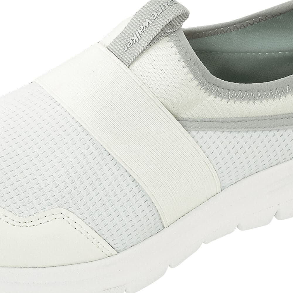 サイドゴムで足にフィット