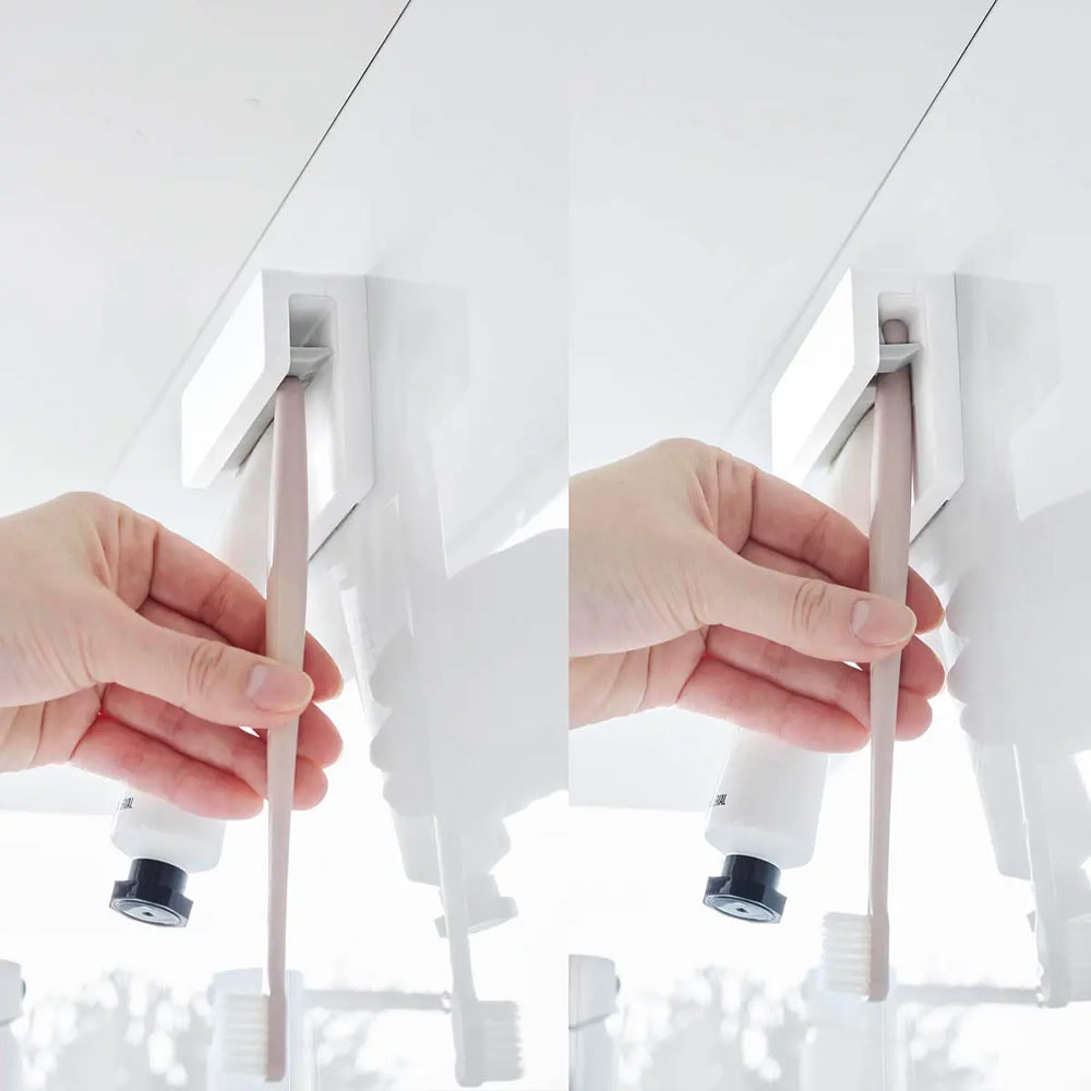 小物を下から差し込むと、切り込みの入ったシリコーンパーツがしっかりキャッチ