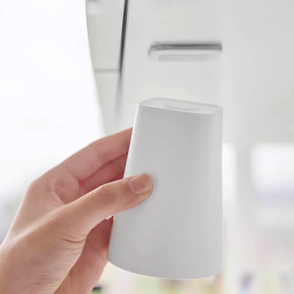 タンブラー底面に内蔵されたマグネットがフィルムシートにくっつき浮かせて収納できる