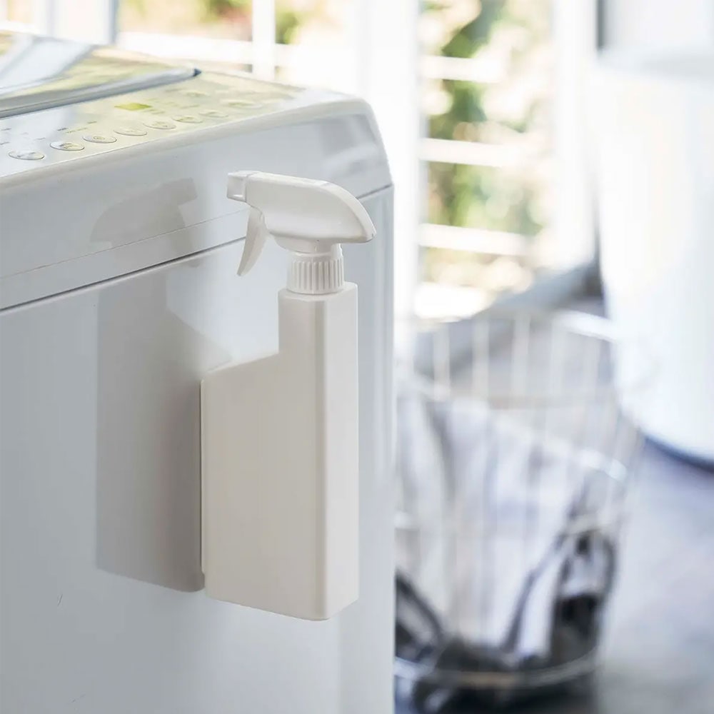 強力マグネットで浮かせて収納できるスプレーボトル