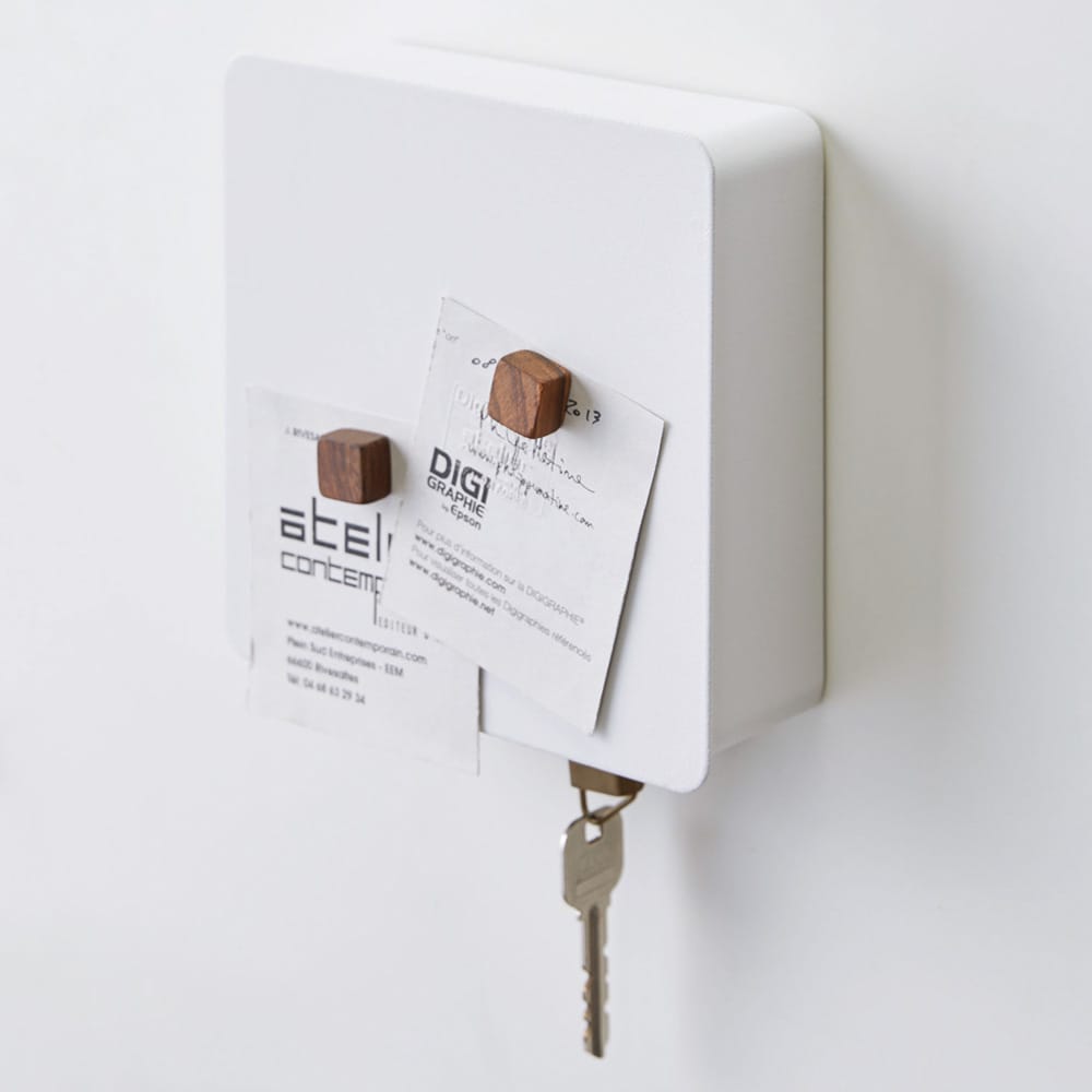 マグネットが使えるので扉にメモなどをつけることもできます