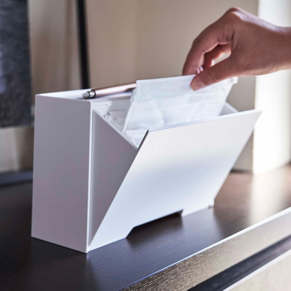 置いて使用する場合は、斜めに開けて上から取り出してください