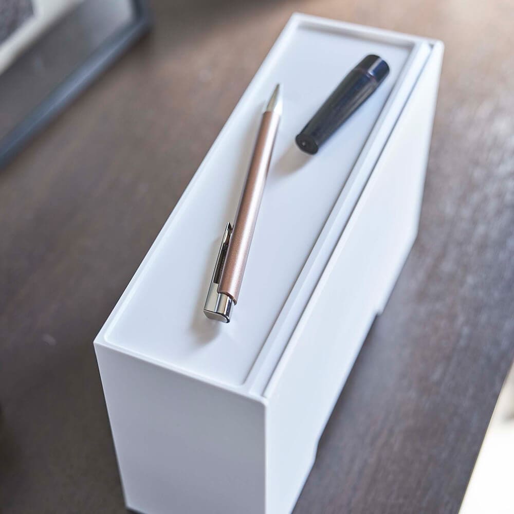 上部はトレーになっているので、印鑑やペンなどの小物を置ける！