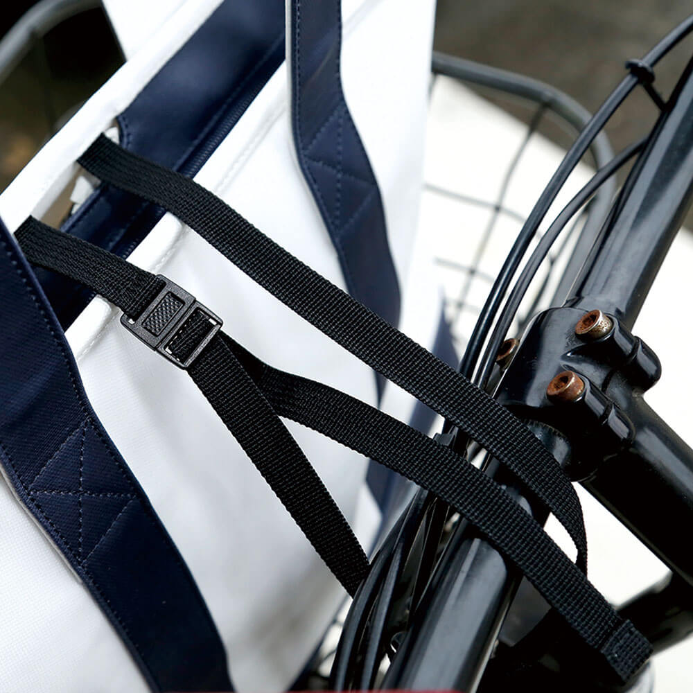 内側には自転車の前カゴにくくりつけられるヒモ付