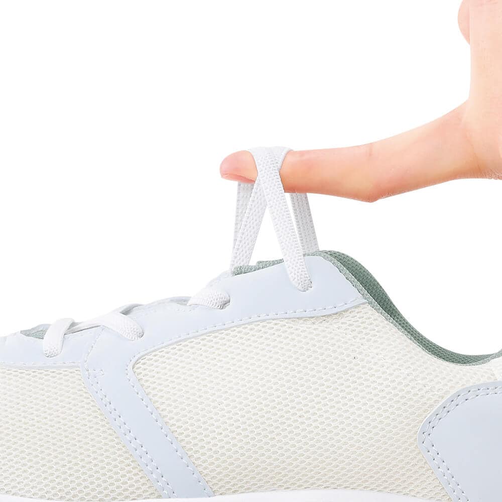 ゴム紐で足にフィット