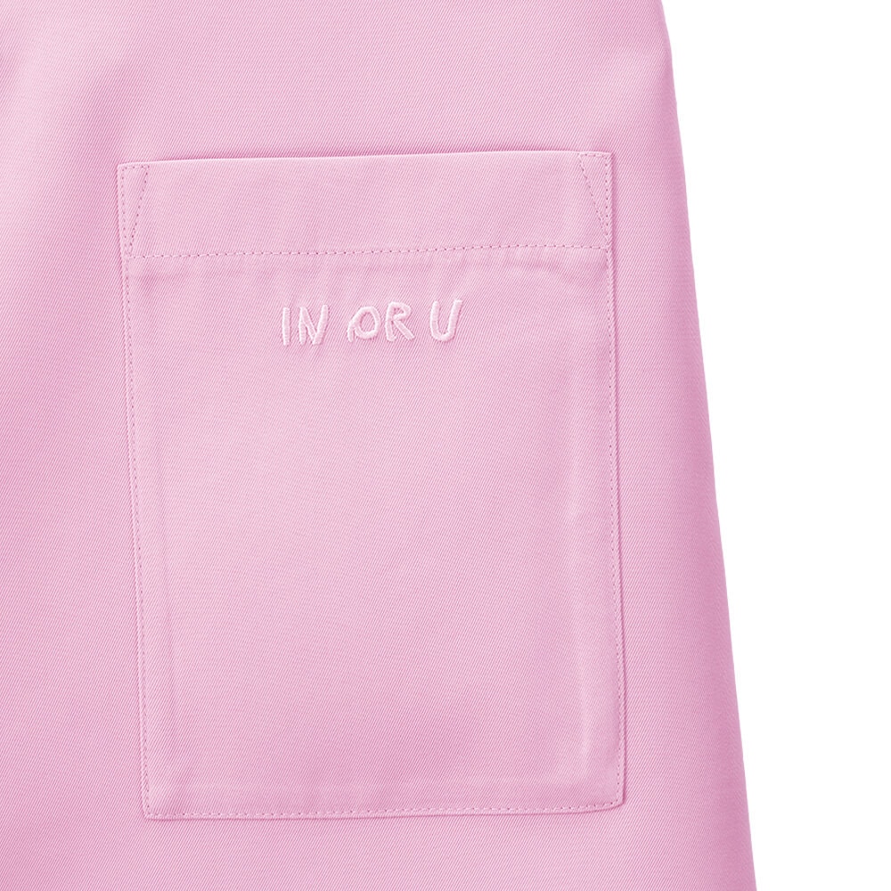 背面ポケットにはIN OR Uのロゴ
