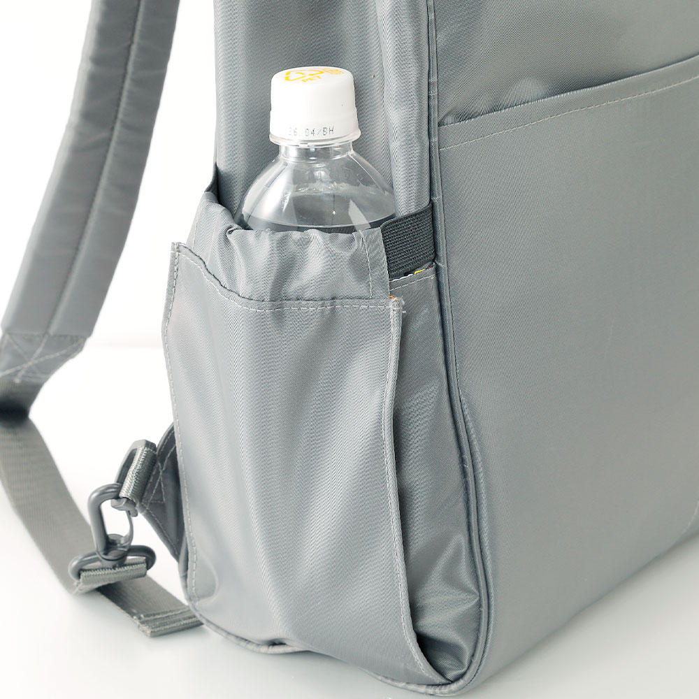 両サイドにペットボトルや日傘を入れられるポケット付