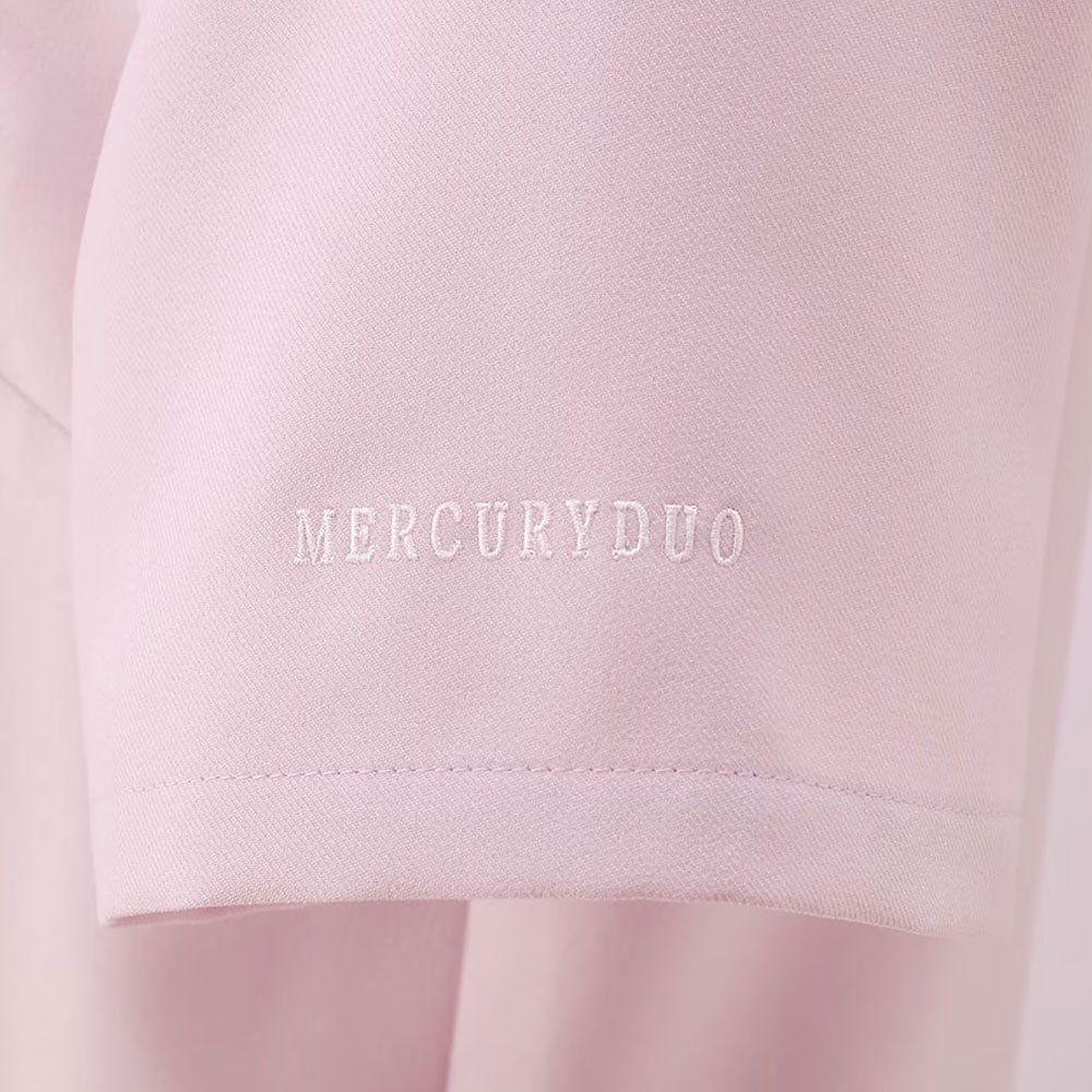 左袖口に同色系ロゴ刺繍入り